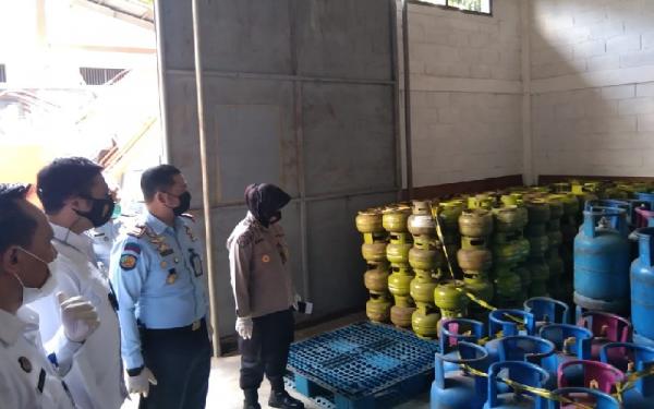 BARANG BUKTI TABUNG GAS Barang bukti tabung gas yang disita Subdit I Ditreskrimsus Polda Jabar dari tersangka KPH. (Foto: Polda Jabar)