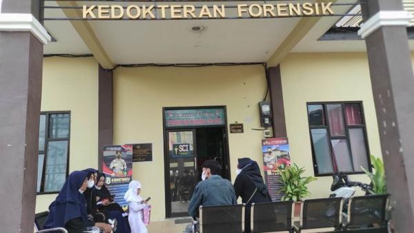 Keluarga korban pembunuhan sadis Keluarga korban pembunuhan sadis di Biddokes Polda Sulsel. (Foto: Antara).