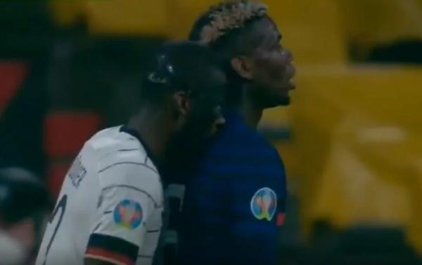 Gelandang Prancis Paul Pogba digigit bek Jerman Antonio Rudiger. (Foto: Give Me Sport)