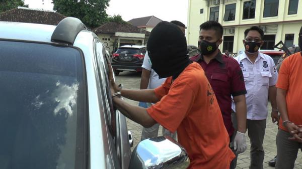 Polisi Tangkap Komplotan Pencuri Dengan Modus Pecah Kaca Mobil Di Demak