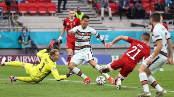 Cristiano Ronaldo mencetak 2 gol saat pertandingan Hungaria vs Portugal. (Foto: Reuters).