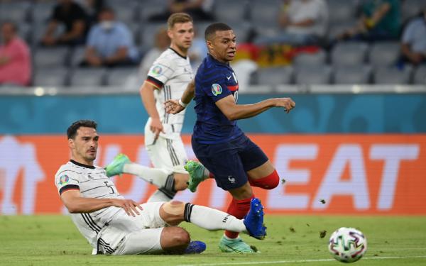 Prancis Vs Jerman Gol striker Prancis Kylian Mbappe dan Karim Benzema ke gawang Jerman dianulir. Les Bleus cuma menang tipis 1-0 pada matchday perdana Grup F Euro 2020. (Foto: Reuters)