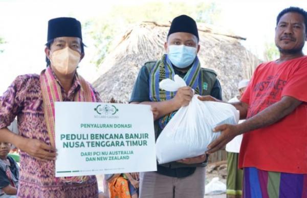 PP NU Care-LAZISNU menyerahkan bantuan sembako bagi warga terdampak bencana badai siklon Seroja di NTT. (Foto: ist)