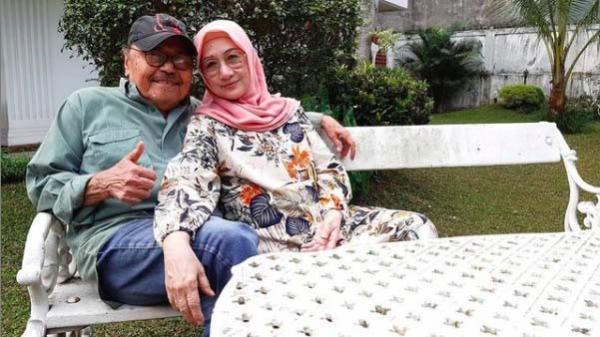 Titiek Sandhora dan teman duetnya tetap mesa. (Foto: Instagram)