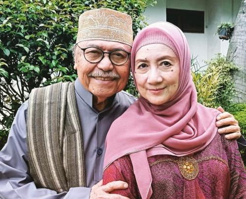 Titiek Sandora dan suaminya merupakan pasangan duet.