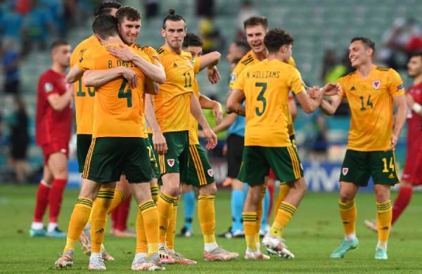 Timnas Wales berhasil menang atas Turki 2-0 di laga kedua grup A Euro 2020. Kini Wales merebut puncak klasemen sementara grup A dari Italia. (foto: Reuters)