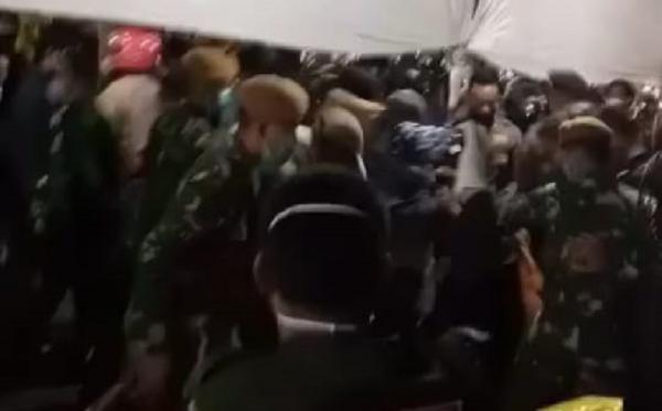 Potongan video saat rombongan warga merusak posko penyekatan Jembatan Suramadu, Kamis (17/6/2021) malam. (istimewa).