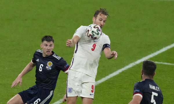 Striker Inggris Harry Kane dijaga pemain Skotlandia pada matchday kedua Grup D Euro 2020, Sabtu (19/6/2021) dini hari WIB. (Foto: Reuters)