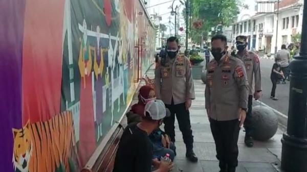 Kapolrestabes Bandung Kombes Pol Ulung Sampurna Jaya meminta warga yang tengah nongkrong di kawasan Jalan Asia Afrika untuk meninggalkan lokasi. (Foto: Agus Warsudi)