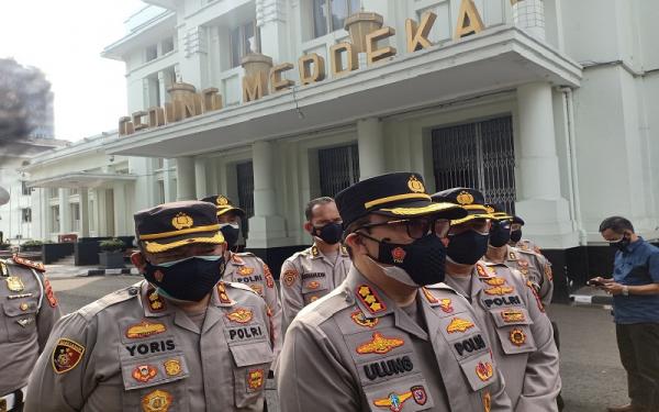 PEMBUBARAN WARGA3 Kapolrestabes Bandung Kombes Pol Ulung Sampurna Jaya memberikan keterangan terkait pengetatan aktivitas warga di dalam Kota Bandung untuk menekan angka kasus Covid-19. (Foto: Agus Warsudi)