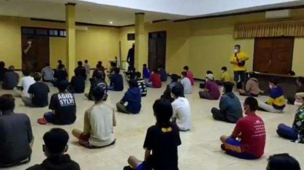 Puluhan remaja yang ditangkap dalam razia preman, dikumpulkan di aula Mapolresta Garut untuk didata dan dilakukan pemeriksaan. (Foto: iNews/Ii Solihin)