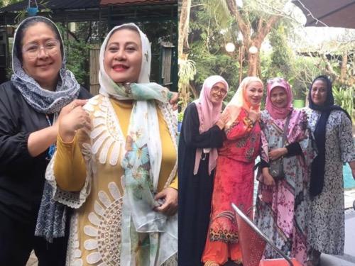 Yessy Gusman masih reunian dengan teman lama.