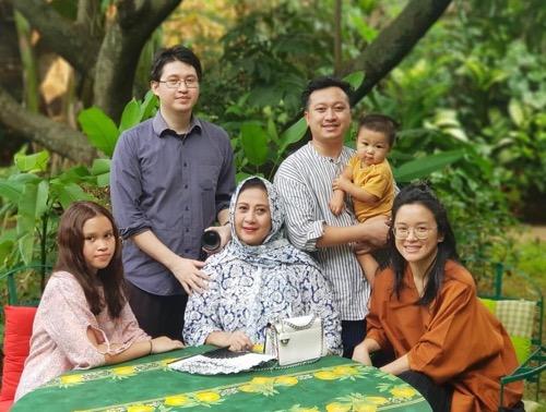 Yessy bersama anak dan cucunya.