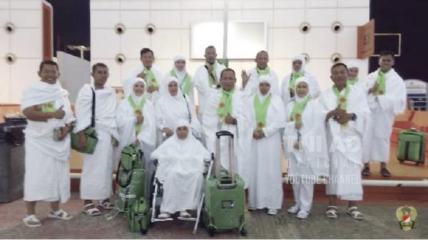 Brigjen TNI Susilo bersama ibu dan rekannya berangkat haji beberapa waktu lalu. (Foto: Dispenad).