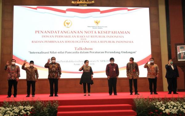 Foto bersama seusai melakukan penandatanganan Nota Kesepahaman DPR RI dan BPIP di Gedung MPR RI, Senayan, Jakarta.