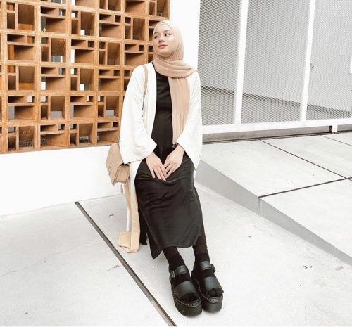 Dinda dalam hijab plisket.