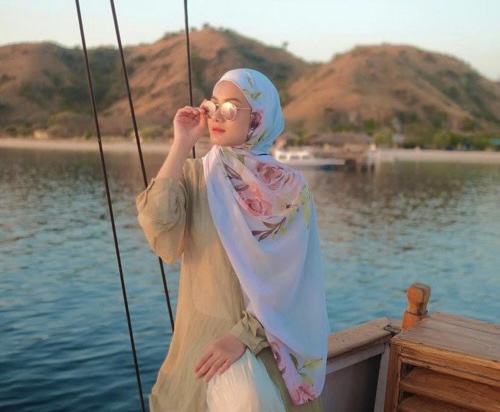 Dinda dengan hijab motif bunga feminin.