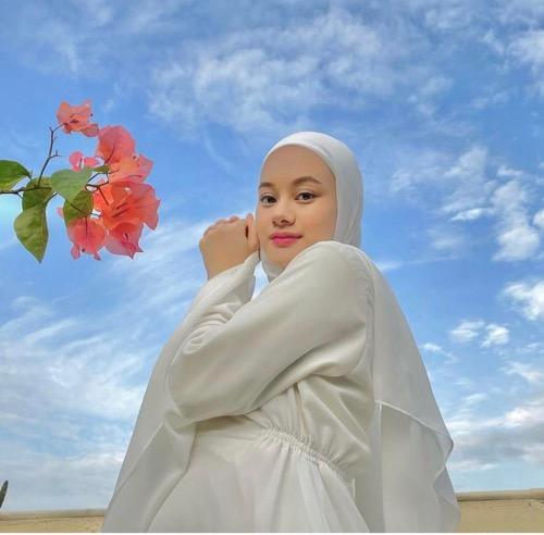 Dinda Hau dengan fashion serba putih.
