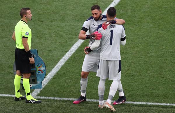 Gianluigi Donnarumma Kiper Italia Gianluigi Donnarumma digantikan Salvatore Sirigu pada menit ke-89 saat melawan Wales. (Foto: Reuters)