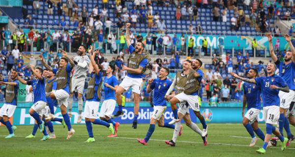 Italia 1 Pemain Timnas Italia merayakan kemenangan 1-0 atas Wales pada matchday terakhir Grup A Euro 2020 di Olimpico, Minggu (21/6/2021) malam WIB. (Foto: Twitter @azzurri)