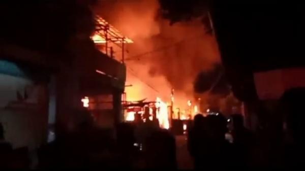 Api berkobar dan melumat seluruh kios di Pasar Lelas. (Foto: iNews/Ii Solihin)