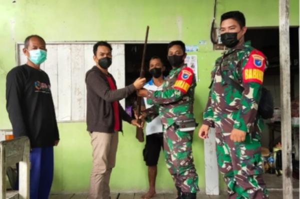 Warga Kapuas Hulu menyerahkan sepucuk senjata api rakitan Lantak kepada personel TNI di Putussibau. (Foto: Ist)