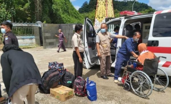 KJRI Kuching membantu pemulangan WNI yang terserang stroke di Malaysia ke Indonesia. (Foto: KJRI Kuching)