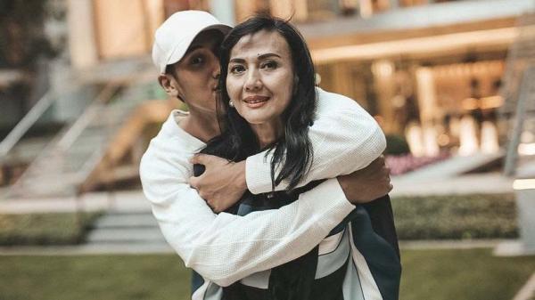 Rini S Bono dengan sang putra, Sean