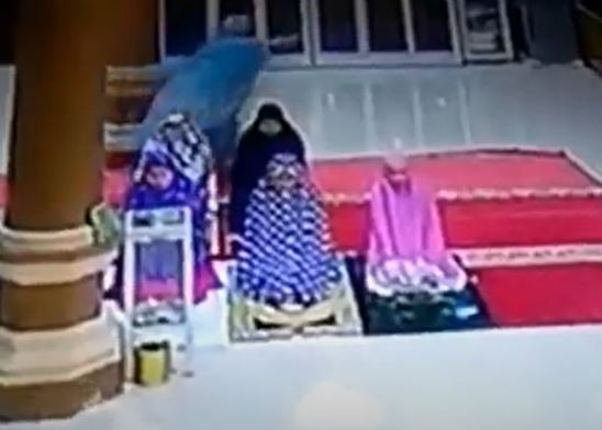 Tangkapan layar jemaah perempuan tampak mengejar pelaku pelecehan saat sedang salat subuh di Kabupaten Wajo. (Foto: MNC Portal/Amnar Sengkang)