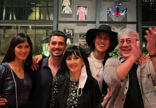 Rini S Bono bersama keluarga. (Foto: Instagram)