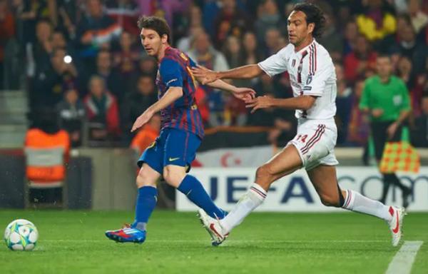 Bek legendaris AC Milan Alessandro Nesta takut jumpa bintang Barcelona Lionel Messi. Dia kena mental saat melawan La Pulga. (Foto: Sport Bible)