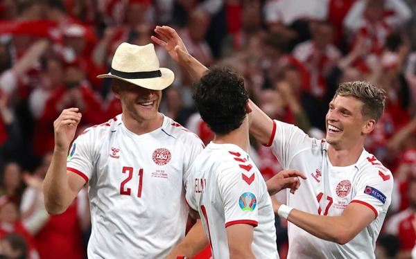 Pemain Denmark merayakan kelolosan ke babak 16 Besar Euro 2020. (Foto: Reuters)
