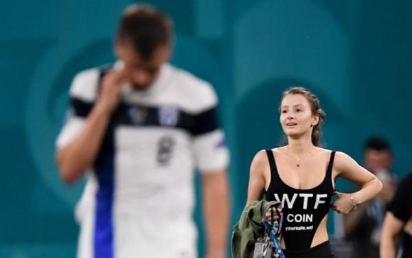 Duel Finlandia versus Belgia geger. Seorang perempuan seksi masuk ke lapangan dan mengacaukan laga. (Foto: Reuters)