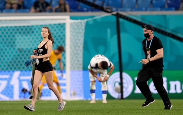 Duel Finlandia versus Belgia geger. Seorang perempuan seksi masuk ke lapangan dan mengacaukan laga. Foto: Reuters