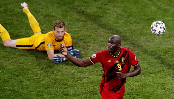 Striker Timnas Belgia Romelu Lukaku merayakan gol ke gawang Finlandia pada matchday pamungkas Grup B Euro 2020, Selasa (22/6/2021) dini hari WIB. (Foto: Reuters)