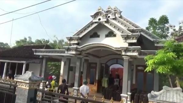 suami hancurkan rumah mewa karena istri selingkuh Warga membantu menghancurkan rumah mewah milik Agus Purwanto di Desa Carangrejo,Kecamatan Sampang, Kabupaten Ponorogo, Rabu (23/6/2021). (Foto: iNews/Ahmad Subekhi)