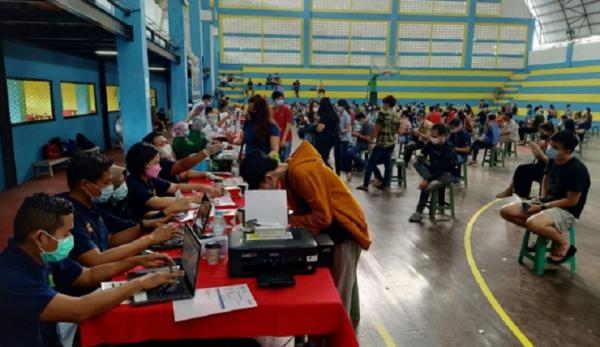 Vaksinasi Pontianak Vaksinasi Covid-19 di Pontianak berhasil melebihi target. (Foto: Antara)