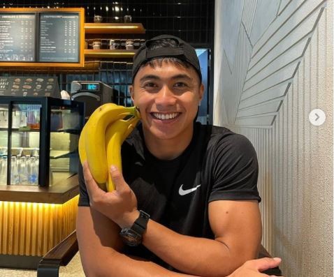 Serda Aprilio Manganang pose dengan buah pisang. (Foto: Instagram)