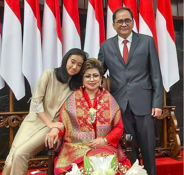 Screen Shot 2021 06 24 At 17 47 28 Maya Rumantir bersama keluarga. (Foto Instagram)
