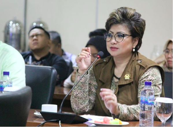 Screen Shot 2021 06 24 At 17 47 44 Maya tampil stylish saat rapat. (Foto: Instagram)