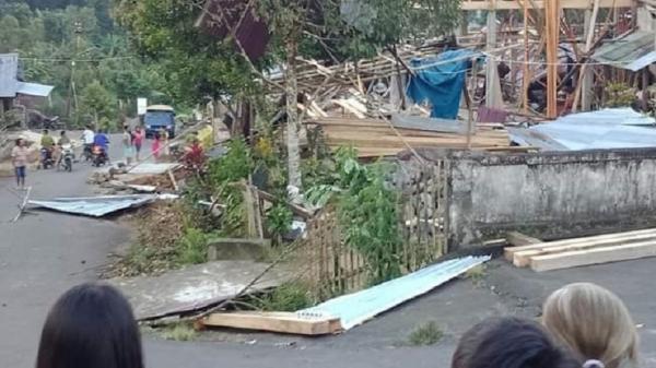 Angin puting beliung memorak-porandakan Desa Tumaluntung, Kecamatan Tareran, Kabupaten Minahasa Selatan (Minsel), Provinsi Sulawesi Utara (Sulut), Kamis (24/6/2021). (Foto: MPI/Subhan Sabu)