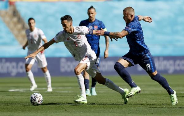 Sergio Busquets Sergio Busquets saat melewati pemain Slovakia di laga terakhir grup E Euro 2020. Busquets dipilih sebagai pemain terbaik di laga itu. (foto: Reuters)