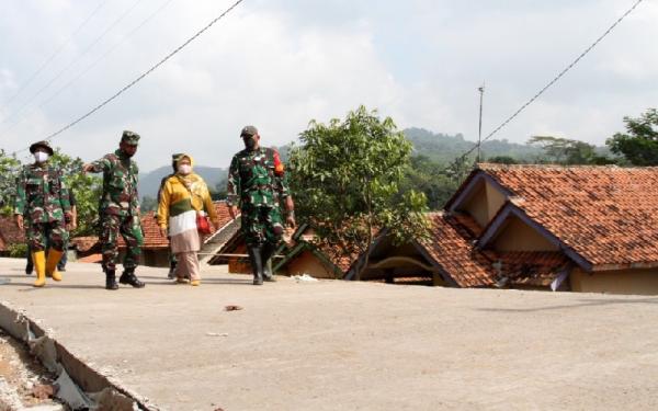 Dandim 0608/Cianjur Letkol Kav Ricky Arinuryadi bersama Kepala Desa Ciandam Elin meninjau jalan desa yang sebagian telah selesai dibangun. (Foto: Pendam Siliwangi)