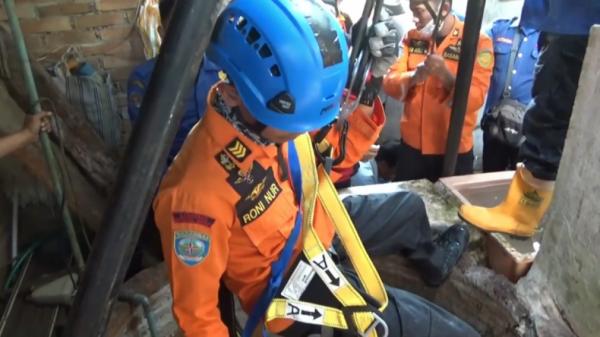 Petugas menyelamatkan kakek di Limapuluh Kota-1 Petugas menyelamatkan kakek di Limapuluh Kota, yang terjebak di dalam sumur saat menyelamatkan kucing (Agung Sulistyo/MNC Portal)