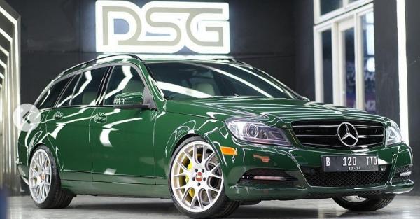 Mengintip Deretan Koleksi Mobil dan Motor Nyentrik Milik Gofar Hilman