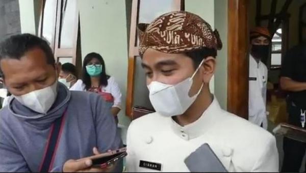 Wali Kota Solo Gibran Rakabuming Raka saat memberikan keterangan pers. Foto: iNews/Septyantoro.