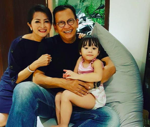 Pasangan artis ini sudah menikah dan tetap mesra membina hubungan rumah tangga sampai puluhan tahun.  (Foto: Instagram)