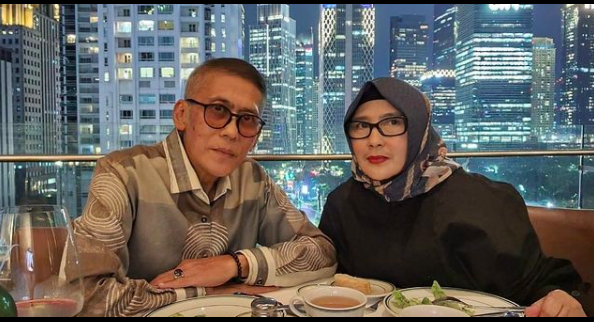 Pasangan artis ini sudah menikah dan tetap mesra membina hubungan rumah tangga sampai puluhan tahun.  (Foto: Instagram)