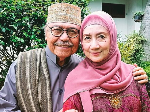 Pasangan artis ini sudah menikah dan tetap mesra membina hubungan rumah tangga sampai puluhan tahun.  (Foto: Instagram)