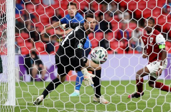 Winger Italia Federico Chiesa mencetak gol ke gawang Austria pada babak 16 Besar Euro 2020. (Foto: Reuters)